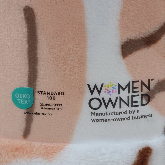 The Big One Oversized Plush Throw Blanket 5ft x 6ft Mushrooms Flowers Fall Icon - Picture 9 of 11